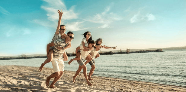Eine Gruppe junger Menschen erlebt gemeinsam eine tolle Zeit am Strand.